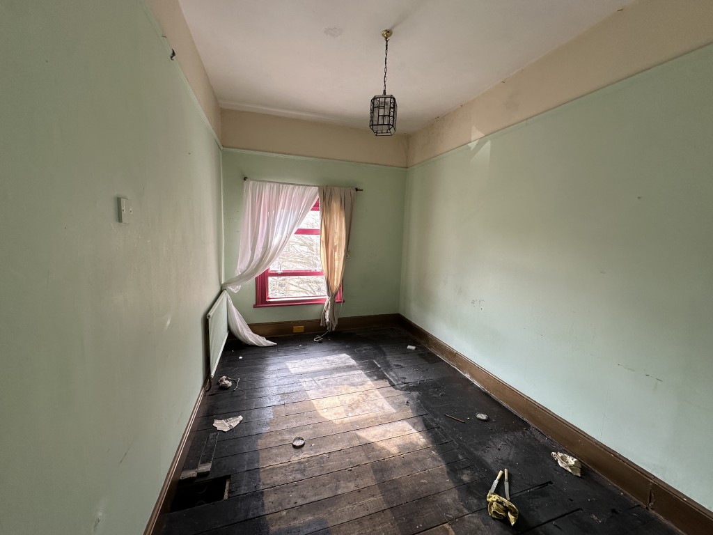 Lot: 114 - TERRACE HOUSE FOR REFURBISHMENT WITH PLANNING FOR THREE FLATS - Top Floor Bedroom